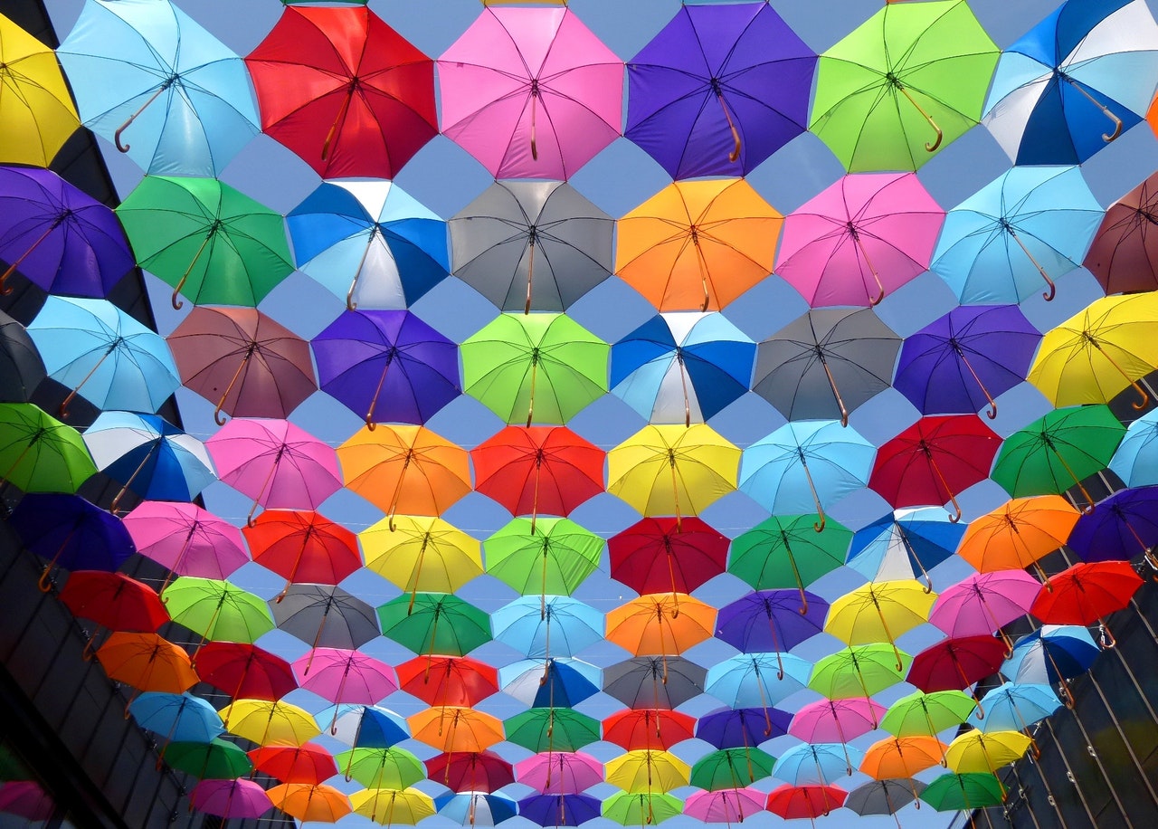 Mehrfarbige offene Regenschirme