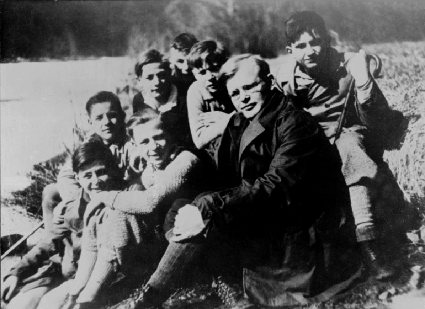 Bonhoeffer mit Schülern