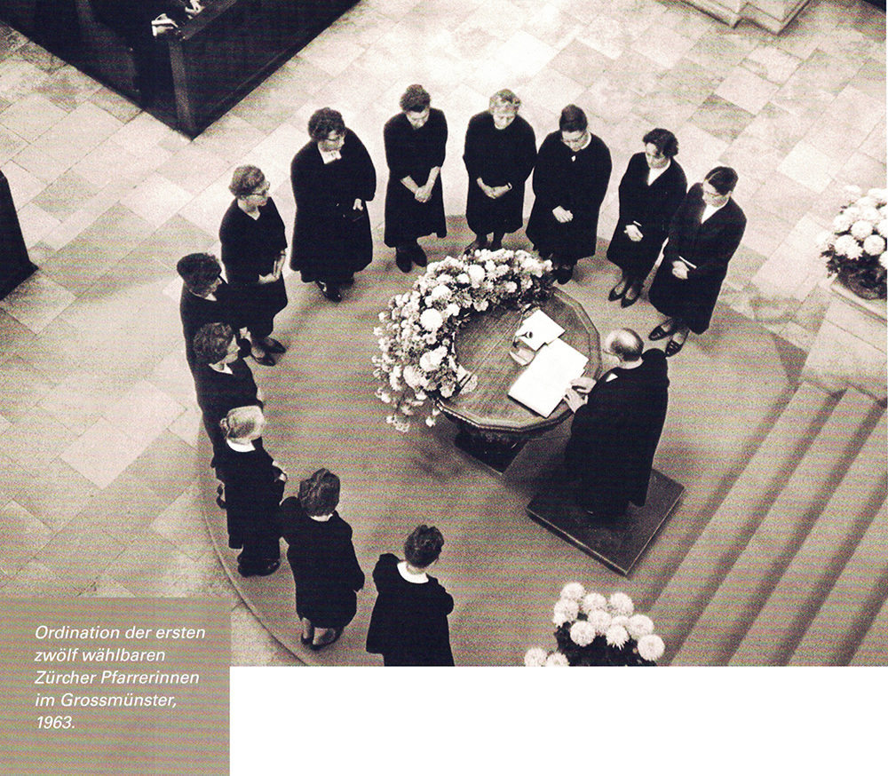 Ordination der ersten zwölf wählbaren Zürcher Pfarrerinnen im Grossmünster, 1963. Quelle: Keystone