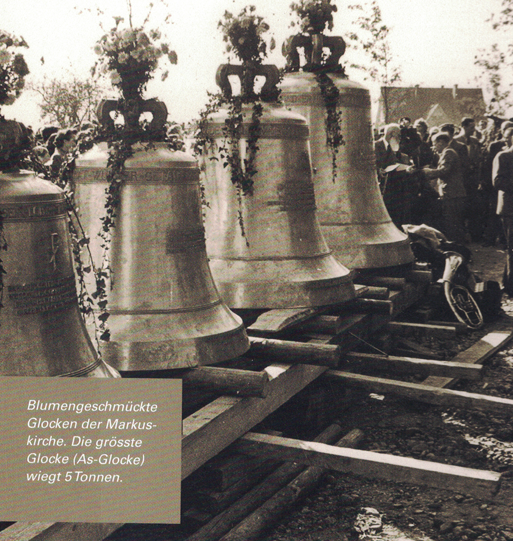 Bumengeschmückte Glocken der Markuskirche. Die grösste Glocke (As-Glocke) wiegt 5 Tonnen. Quelle: Rolf-Joachim Erler