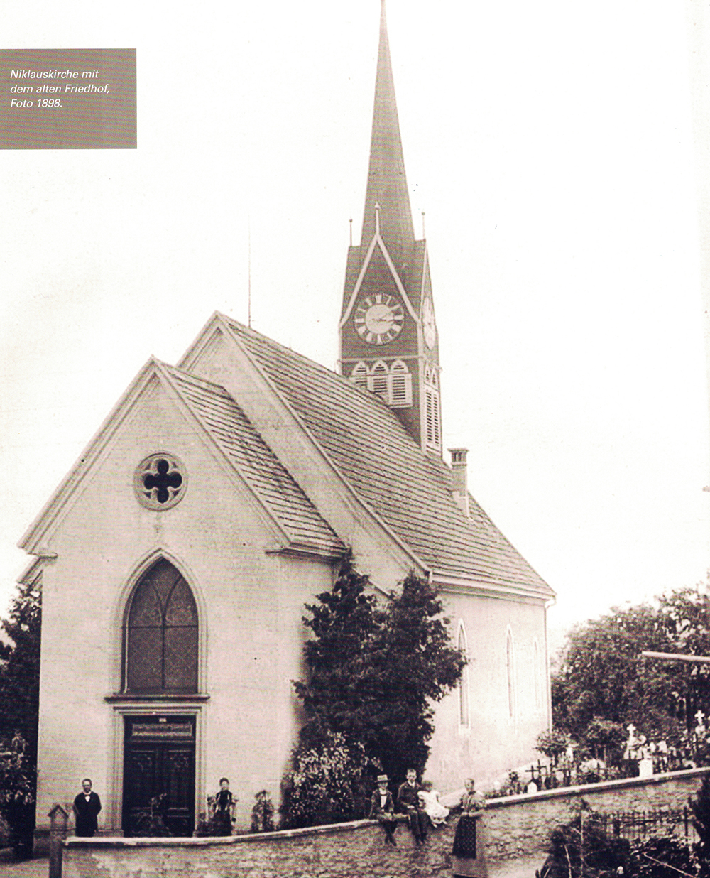 Niklauskirche mit dem alten Friedhof, Foto 1898. Quelle: Baugeschichtliches Archiv der Stadt Zürich